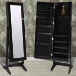 Choisissez une armoire à bijoux assez haute