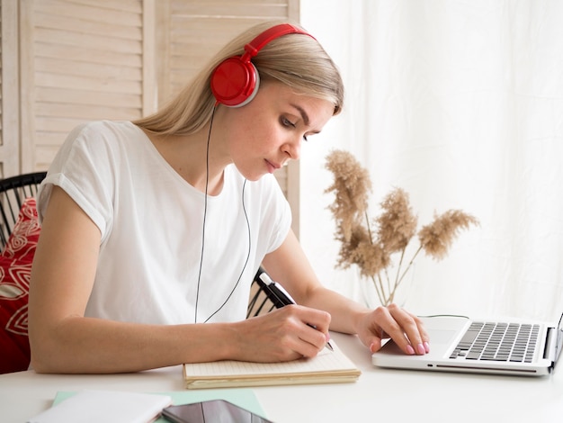 Apprendre une langue seul : une méthode réaliste en 30 minutes par jour